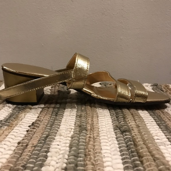 Vintage 1970’s Bertlyn gold man made leather sandals. Size ML  7/7.5. EUC - Picture 13 of 16